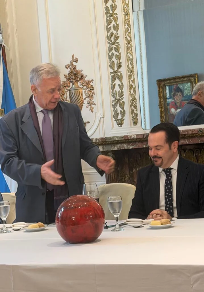 Presidente del Club Francés con embajador de Francia