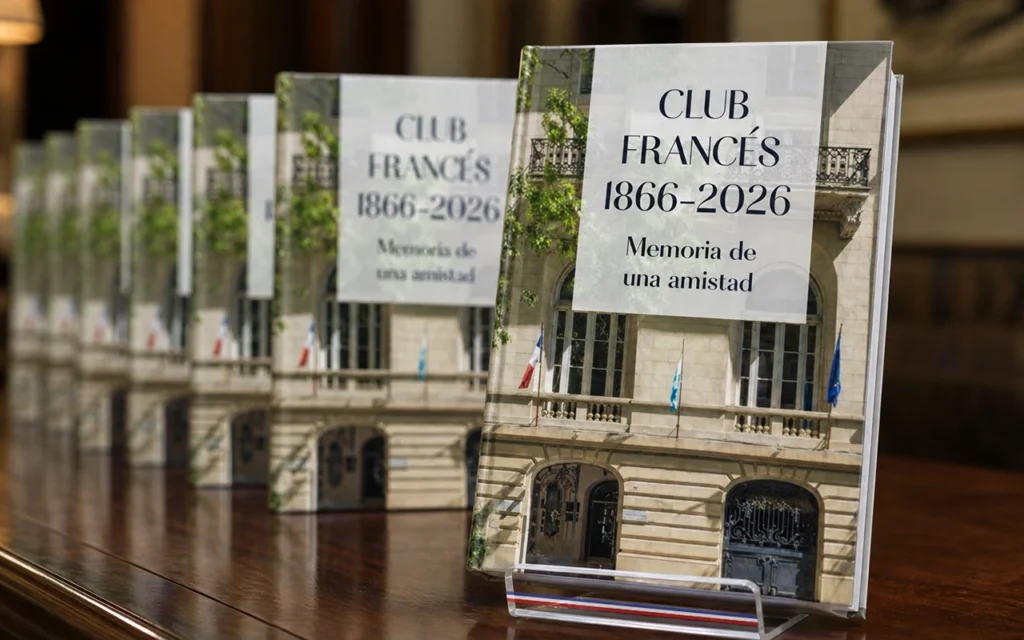 ejemplares del libro de la historia del Club Francés