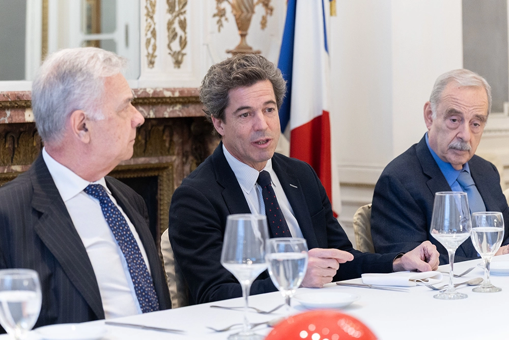 el ministro Pablo Berercitúa con el presidente del Club Francés Roberto Azaretto y el vicepresidente Carlos Bercún.