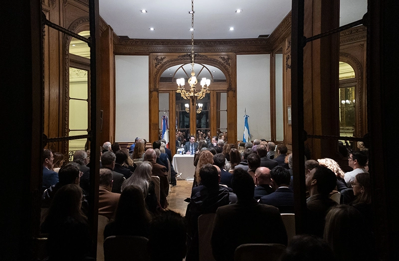 Charla sobre la Defensa del Estado Argentino en el Club Francés